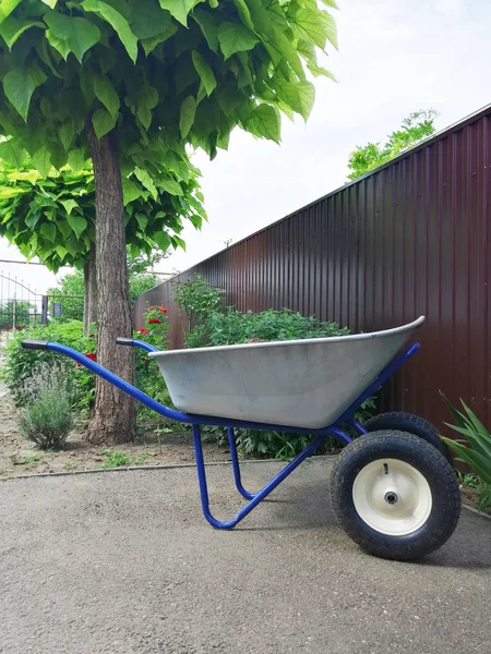 Jardin ou construction en acier sur deux roues pour le transport de marchandises — Photo