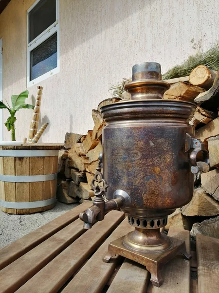 Yakacak odun arka planda eski samovar — Stok fotoğraf