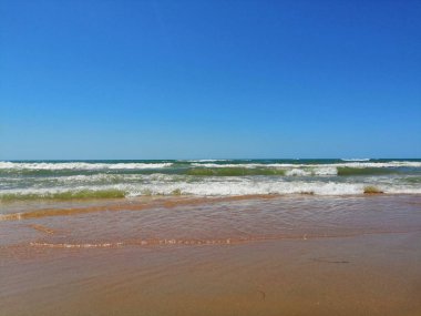 deniz, kumlu plaj, dalgalar ve ufuk güzel görünümü