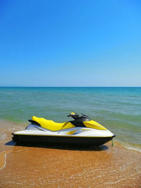 plaj taşımacılığı. kum üzerinde su katamaran