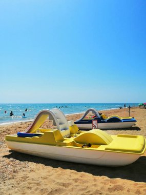 plaj taşımacılığı. kum üzerinde sarı katamaran