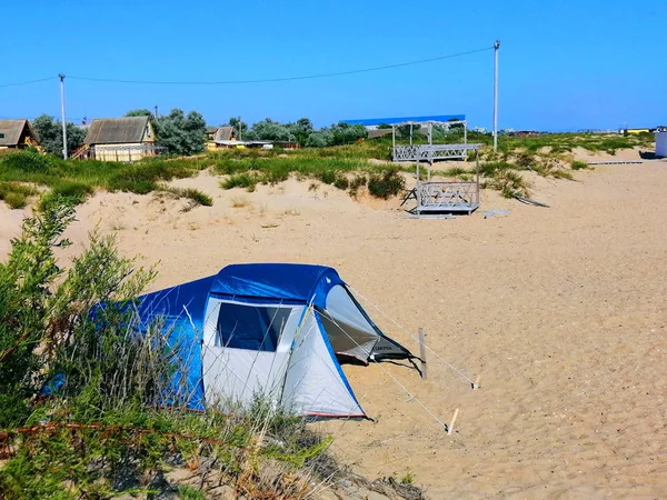 Tente sur la plage de sable fin — Photo