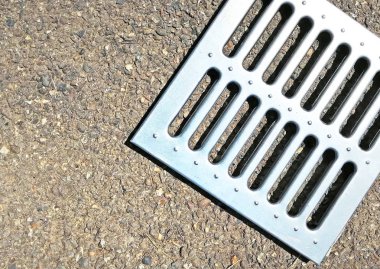 drenaj elemanı - asfalt arka plan üzerinde metal kapak yakın