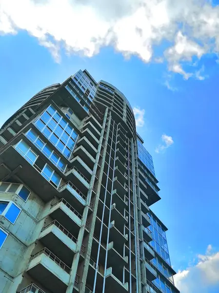 gökyüzüne karşı çok katlı bitmemiş bina