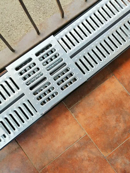 bir yığın ve dekoratif seramik karolar boş bir arka plan drenaj tepsileri