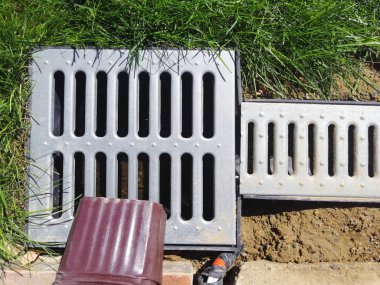 drenaj sistemleri. fikir - bir ev inşa, fırtına musluklar. çatıdan metal konstrüksiyon - kanalizasyon ve su yakın drenaj için yere rendeleyin. güneşli gün, yeşil çim