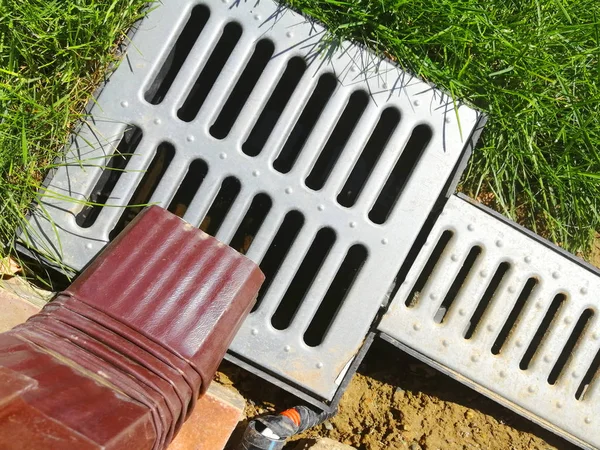 drenaj sistemleri. iletişim fikri, bir ev inşa. sokakta galvanizli çelik tepsi. çatıdan bir boru ve su drenaj için yere bir ızgara. kanalizasyon koruması