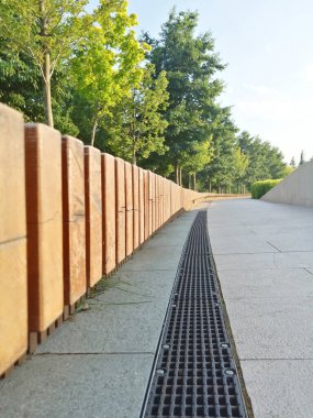 Kanalizasyon sistemleri. Su drenajı için metal yapılar - kanalizasyon ve yerde ızgara. Ev yapımı, fırtına vinçleri. peyzaj tasarımı