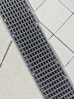 Kanalizasyon sistemleri. Su drenajı için metal yapılar. Yere yatın. Kanalizasyon, fırtına vincleri. peyzaj tasarımı, ev yapımı