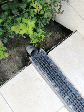 Kanalizasyon sistemleri. Su drenajı için metal yapılar - kanalizasyon ve yerde ızgara. Ev yapımı, fırtına vinçleri. peyzaj tasarımı