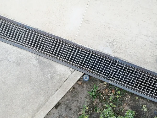 Kanalizasyon sistemleri. Su drenajı için metal yapılar - kanalizasyon ve yerde ızgara. Ev yapımı, fırtına vinçleri. Yerdeki peyzaj ve çardaklar