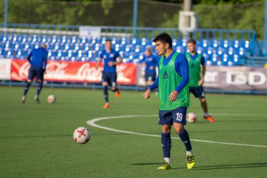 Minsk, Beyaz Rusya - 14 Mayıs 2018: Futbol oyuncu Noyok Aleksandr eğitim önce Fc Dinamo Minsk ve Fc Luch Olimpiyskiy Stadı nda Beyaz Rusya Premier Ligi futbol maçı.
