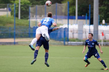 Minsk, Beyaz Rusya - 14 Mayıs 2018: Futbol oyuncular kavga Fc Dinamo Minsk ve Fc Luch Olimpiyskiy Stadı nda Beyaz Rusya Premier Ligi futbol maçı sırasında top için.