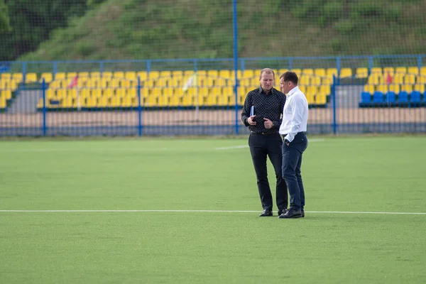 Minsk, Beyaz Rusya - 14 Mayıs 2018: Fc Dinamo Minsk ve Fc Luch Olimpiyskiy Stadı nda Beyaz Rusya Premier Ligi futbol maçı önce çimenlerin üzerinde Koç Dinamo Gurenko Sergei görünüyor.