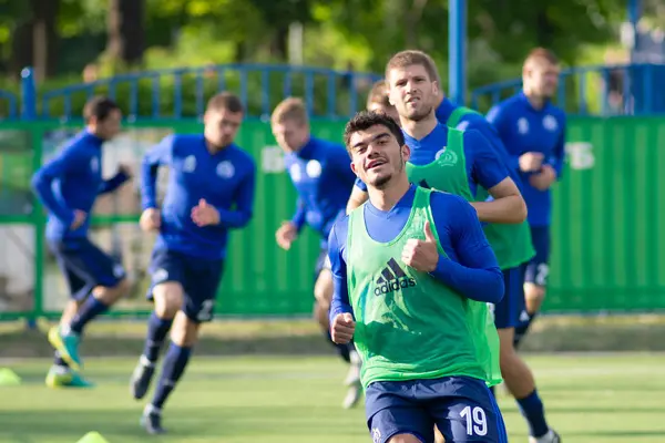 MINSK, BELARUS - 14 DE MAYO DE 2018: Jugador de fútbol NOYOK ALEKSANDR entrenando antes del partido de fútbol de la Liga Premier de Belarús entre el FC Dynamo Minsk y el FC Luch en el estadio Olimpiyskiy . — Foto de Stock