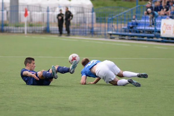 Minsk, Wit-Rusland -, 14 mei 2018: Voetbal spelers vecht voor bal tijdens de Wit-Russische Premier League-voetbalwedstrijd tussen Fc Dynamo Minsk en Fc Luch in het Olimpiyskiy stadion. — Stockfoto