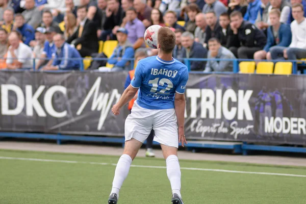 Minsk, Beyaz Rusya - 14 Mayıs 2018: Futbol oyuncu kavgalar Fc Dinamo Minsk ve Fc Luch Olimpiyskiy Stadı nda Beyaz Rusya Premier Ligi futbol maçı sırasında top için.