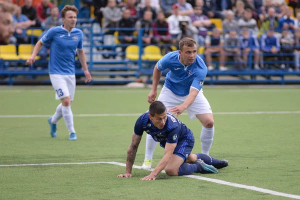 Minsk, Beyaz Rusya - 14 Mayıs 2018: Futbol oyuncular kavga Fc Dinamo Minsk ve Fc Luch Olimpiyskiy Stadı nda Beyaz Rusya Premier Ligi futbol maçı sırasında top için.