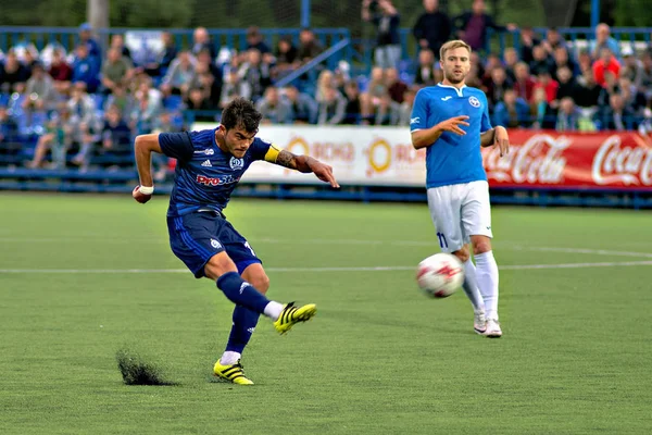 Mińsk, Białoruś - 14 maja 2018: Piłkarz Noyok Aleksandr kopać piłkę podczas meczu piłki nożnej białoruski Premier League pomiędzy Fc Dynamo Mińsk i Fc Łucz na stadionie Olimpiyskiy. — Zdjęcie stockowe