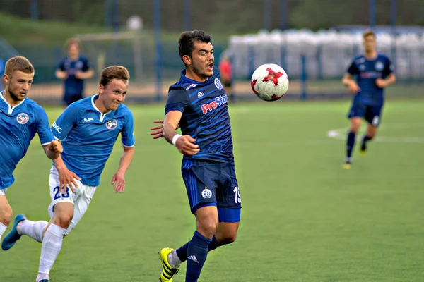 MINSK, BELARUS - 14 MAI 2018 : Le footballeur NOYOK ALEKSANDR se bat pour le ballon lors du match de football biélorusse entre le FC Dynamo Minsk et le FC Luch au stade Olimpiyskiy . — Photo