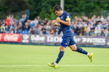 Minsk, Beyaz Rusya - 14 Mayıs 2018: Futbol oyuncusu Noyok Aleksandr kutlamak gol Fc Dinamo Minsk ve Fc Luch Olimpiyskiy Stadı nda Beyaz Rusya Premier Ligi futbol maçı sırasında.