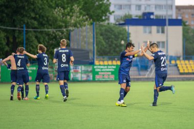 Minsk, Beyaz Rusya - 14 Mayıs 2018: Noyok A. ve Khvashchynski U. gol Fc Dinamo ve Fc Luch Olimpiyskiy Stadı nda Beyaz Rusya Premier Ligi futbol maçı sırasında kutlamak.