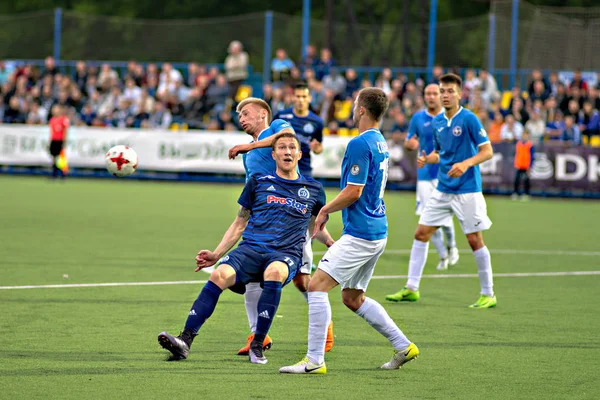 MINSK, BELARUS - 14 MAI 2018 : Les joueurs de football se battent pour le ballon lors du match de football biélorusse en Premier League entre le FC Dynamo Minsk et le FC Luch au stade Olimpiyskiy . — Photo