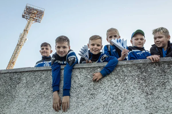 MINSK, BELARUS - 23 de mayo de 2018: Pequeños aficionados se divierten antes del partido de fútbol de la Premier League bielorrusa entre el FC Dynamo Minsk y el FC Bate en el estadio Tractor . — Foto de Stock