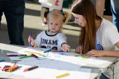 Minsk, Beyaz Rusya - 23 Mayıs 2018: traktör stadyumda eğlenmek Fc Dinamo Minsk ve Fc Bate Beyaz Rusya Premier Ligi Futbol maçı önce küçük fan.