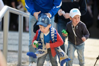 Minsk, Beyaz Rusya - 23 Mayıs 2018: traktör stadyumda eğlenmek Fc Dinamo Minsk ve Fc Bate Beyaz Rusya Premier Ligi Futbol maçı önce küçük fanlar.