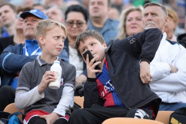 Minsk, Beyaz Rusya - 23 Mayıs 2018: Fc Dinamo Minsk ve Fc Bate traktör Stadı nda Beyaz Rusya Premier Ligi Futbol maçı sırasında küçük fanlar tepki.