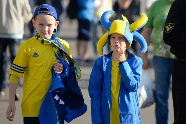 MINSK, BELARUS - 23 de mayo de 2018: Pequeños aficionados se divierten antes del partido de fútbol de la Premier League bielorrusa entre el FC Dynamo Minsk y el FC Bate en el estadio Tractor . — Foto de Stock