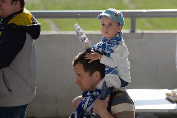 MINSK, BELARUS - 23 Mei 2018: Fans kecil bersenang-senang sebelum pertandingan sepak bola Liga Utama Belarus antara FC Dynamo Minsk dan FC Bate di stadion Tractor . — Stok Foto