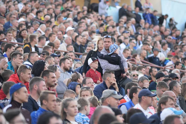 MINSK, BELARUS - 23 DE MAYO DE 2018: Los padres y los niños están buscando un lugar antes del partido de fútbol de la Premier League bielorrusa entre el FC Dynamo Minsk y el FC Bate en el estadio Tractor . — Foto de Stock