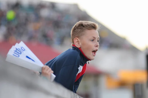 Minsk, Beyaz Rusya - 23 Mayıs 2018: Küçük fan tepki Fc Dinamo Minsk ve Fc Bate traktör Stadı nda Beyaz Rusya Premier Ligi Futbol maçı sırasında. — Stok fotoğraf