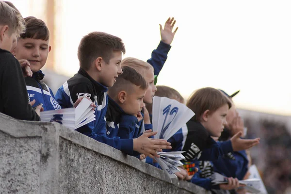 MINSK, BELARUS - 23 Mei 2018: Penggemar kecil bereaksi selama pertandingan sepak bola Liga Utama Belarus antara FC Dynamo Minsk dan FC Bate di stadion Tractor . — Stok Foto