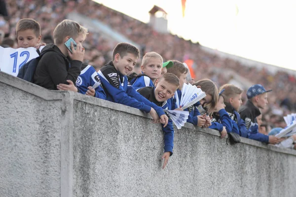 MINSK, BELARUS - 23 Mei 2018: Penggemar kecil bereaksi selama pertandingan sepak bola Liga Utama Belarus antara FC Dynamo Minsk dan FC Bate di stadion Tractor . — Stok Foto