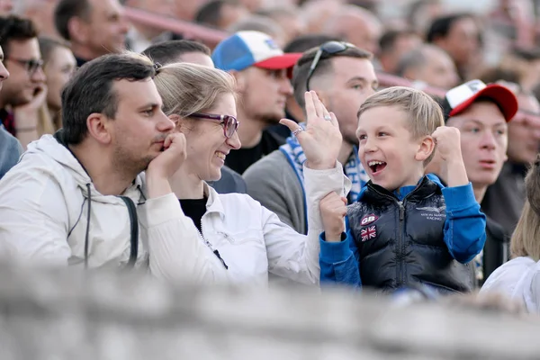 MINSK, BELARUS - 23 DE MAYO DE 2018: Feliz familia celebra la victoria durante el partido de fútbol de la Liga Premier de Bielorrusia entre el FC Dynamo Minsk y el FC Bate en el estadio Tractor . — Foto de Stock