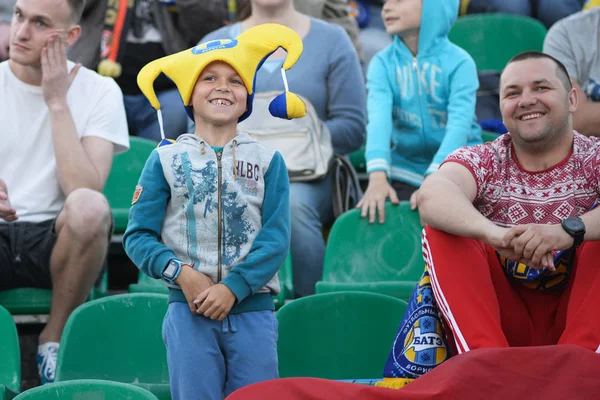 Minsk, Beyaz Rusya - 23 Mayıs 2018: traktör stadyumda Fc Dinamo Minsk ve Fc Bate Beyaz Rusya Premier Ligi Futbol maçı sırasında eğlenmek küçük fan. — Stok fotoğraf
