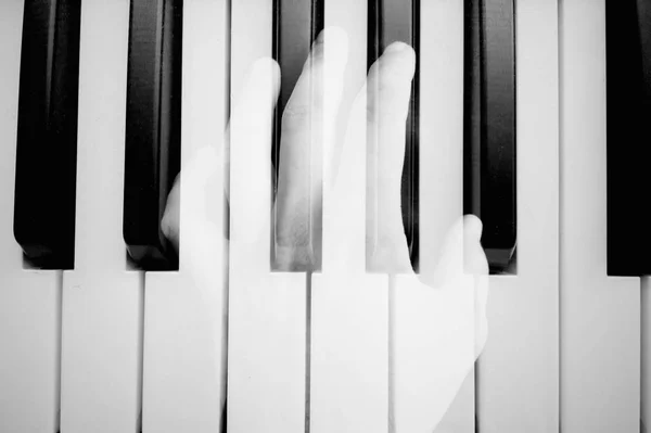 Der Nähe Der Hände Spielt Melodie Auf Dem Klavier Handy — Stockfoto