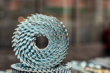 Kavram - dükkan pencerede çivi haddelenmiş .