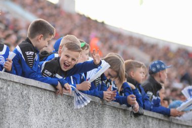 Minsk, Beyaz Rusya - 23 Mayıs 2018: Fc Dinamo Minsk ve Fc Bate traktör Stadı nda Beyaz Rusya Premier Ligi Futbol maçı sırasında küçük fanlar tepki