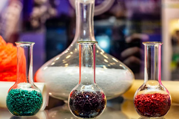 Polimer boya. Plastik granül. Renklendirici plastikler için. Pigment granülleri içinde. Polimer boncuklar