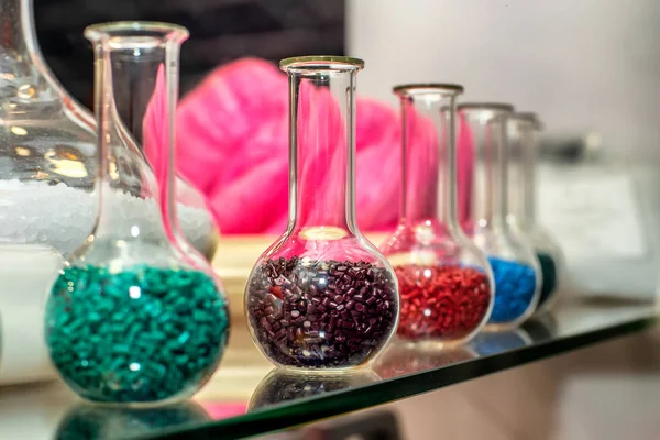 Polimer boya. Plastik granül. Renklendirici plastikler için. Pigment granülleri içinde. Polimer boncuklar