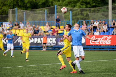 Minsk, Beyaz Rusya - 29 Haziran 2018: Futbol oyuncular kavga Fc Luch ve Fc Bate Olimpiyskiy Stadı nda Beyaz Rusya Premier Ligi Futbol maçı sırasında top için.