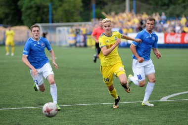 Minsk, Beyaz Rusya - 29 Haziran 2018: Futbol oyuncular kavga Fc Luch ve Fc Bate Olimpiyskiy Stadı nda Beyaz Rusya Premier Ligi Futbol maçı sırasında top için.