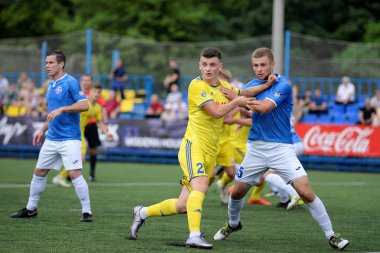 Minsk, Beyaz Rusya - 29 Haziran 2018: Futbol oyuncular kavga Fc Luch ve Fc Bate Olimpiyskiy Stadı nda Beyaz Rusya Premier Ligi Futbol maçı sırasında top için.