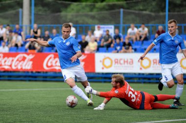 Minsk, Beyaz Rusya - 29 Haziran 2018: Futbol oyuncular kavga Fc Luch ve Fc Bate Olimpiyskiy Stadı nda Beyaz Rusya Premier Ligi Futbol maçı sırasında top için.