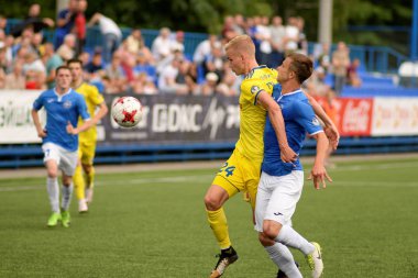 Minsk, Beyaz Rusya - 29 Haziran 2018: Futbol oyuncular kavga Fc Luch ve Fc Bate Olimpiyskiy Stadı nda Beyaz Rusya Premier Ligi Futbol maçı sırasında top için.