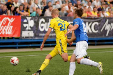 Minsk, Beyaz Rusya - 29 Haziran 2018: Futbol oyuncular kavga Fc Luch ve Fc Bate Olimpiyskiy Stadı nda Beyaz Rusya Premier Ligi Futbol maçı sırasında top için.